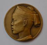 L. DESVIGNES Médaille ronde en bronze représentant un jeune au...