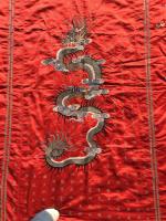 CHINE 
Grand panneau en soie brodée à décor de dragon,...