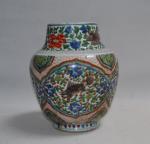 CHINE
Vase de forme balustre en porcelaine à décor Wucaï de...