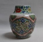 CHINE
Vase de forme balustre en porcelaine à décor Wucaï de...