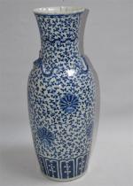 CHINE
Vase en porcelaine à décor bleu blanc de fleurs, feuilles...