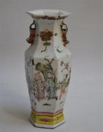 CHINE
Vase hexagonal en porcelaine à décor polychrome et scènes de...