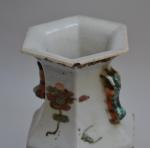 CHINE
Vase hexagonal en porcelaine à décor polychrome et scènes de...