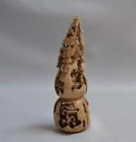 CHINE
Groupe en ivoire en forme de coloquinte sculptée à décor...