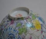 CHINE
Deux bols formant paire en porcelaine à décor polychrome de...
