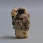 CHINE
Netsuké en ivoire sculpté figurant un homme et son singe
H.:...