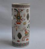 CHINE
Vase cylindrique en porcelaine ajourée à décor polychrome de vases,...