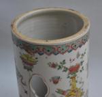 CHINE
Vase cylindrique en porcelaine ajourée à décor polychrome de vases,...