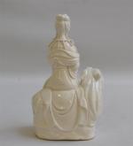 CHINE
Kwan Yin en porcelaine blanche représentant une divinité assise sur...