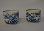 CHINE
Paire de pots en porcelaine à décor végétal, inscriptions au...