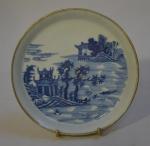 CHINE
Coupelle ronde en porcelaine à décor bleu de paysage lacustre...