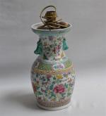 CHINE
Vase en porcelaine à décor polychrome de fleurs, feuillages, papillons...