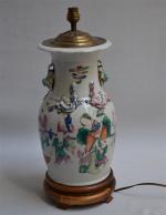 CHINE
Vase en porcelaine à décor polychrome de personnages, monté en...