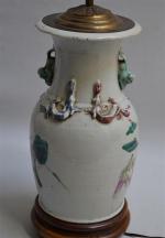CHINE
Vase en porcelaine à décor polychrome de personnages, monté en...