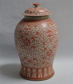 CHINE
Vase couvert de forme balustre en porcelaine à décor sang...