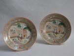 CHINE
Paire d'assiettes rondes en porcelaine à décor polychrome et or...