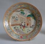 CHINE
Paire d'assiettes rondes en porcelaine à décor polychrome et or...