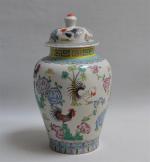 CHINE
Potiche couverte en porcelaine à décor polychrome de coqs, fleurs...