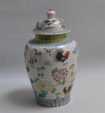 CHINE
Potiche couverte en porcelaine à décor polychrome de coqs, fleurs...