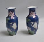 CHINE
Paire de vases en porcelaine à décor polychrome et or...