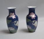 CHINE
Paire de vases en porcelaine à décor polychrome et or...