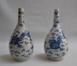 VIETNAM
Paire de vases de forme bouteille en porcelaine à décor...
