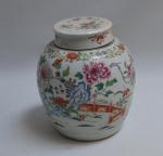 CHINE
Pot couvert en porcelaine à décor polychrome et or de...