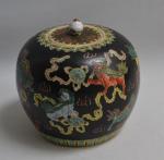 CHINE
Pot à gingembre couvert en porcelaine à décor polychrome de...