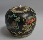 CHINE
Pot à gingembre couvert en porcelaine à décor polychrome de...