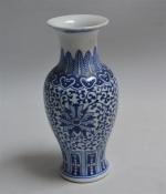 CHINE
Vase en porcelaine à décor bleu blanc
H.: 20.5 cm (légers...