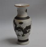 CHINE
Vase en porcelaine craquelée à décor de dragons
H.: 21 cm