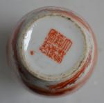 CHINE
Vase en porcelaine à décor en camaïeu rouge de personnages...