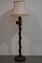 CHINE
Lampadaire en bois sculpté simulant un serpent enroulé
H.: 152 cm...