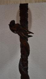 CHINE
Lampadaire en bois sculpté simulant un serpent enroulé
H.: 152 cm...