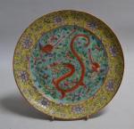 CHINE
Assiette ronde en porcelaine à décor polyhcrome d'un dragon entouré...