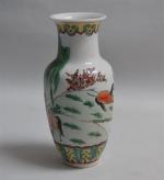 CHINE
Vase en porcelaine à décor de personnages et chevaux
H.: 21...