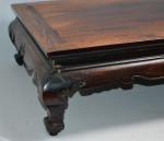 CHINE
Table basse en bois naturel sculpté, de forme rectangulaire
H.: 23...