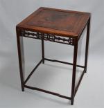 CHINE
Table d'appoint en bois naturel, la ceinture ajourée, entretoise en...