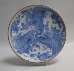 CHINE
Plat rond en porcelaine à décor en camaïeu bleu
D.: 30...