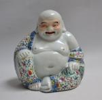 CHINE
Magot en porcelaine à décor polychrome représentant un personnage assis
H.:...
