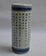 CHINE 
Vase cylindrique en porcelaine à décor de sinogrammes bleus...