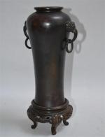 CHINE
Vase de forme balustre en bronze, les prises à tête...