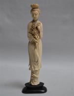 JAPON
Sujet en ivoire représentant une femme tenant une fleur
Fin XIXème
H.:...