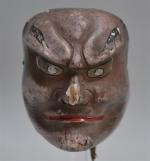 JAPON
Masque du théâtre Nô en bois polychrome
H.: 6.5 cm (accidents)