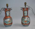 JAPON
Paire de vases en porcelaine à décor Imari, montés en...