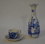 JAPON
Ensemble en porcelaine à décor bleu comprenant un vase à...