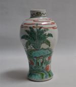 CHINE
Vase en porcelaine de forme balustre à décor famille verte...