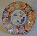 JAPON
Plat rond en porcelaine à décor Imari
D.: 41 cm