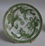 JAPON
Paire d'assiettes rondes en porcelaine à décor vert et or...