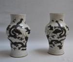 CHINE
Paire de vases en porcelaine craquelée à décor de dragons
H.:...